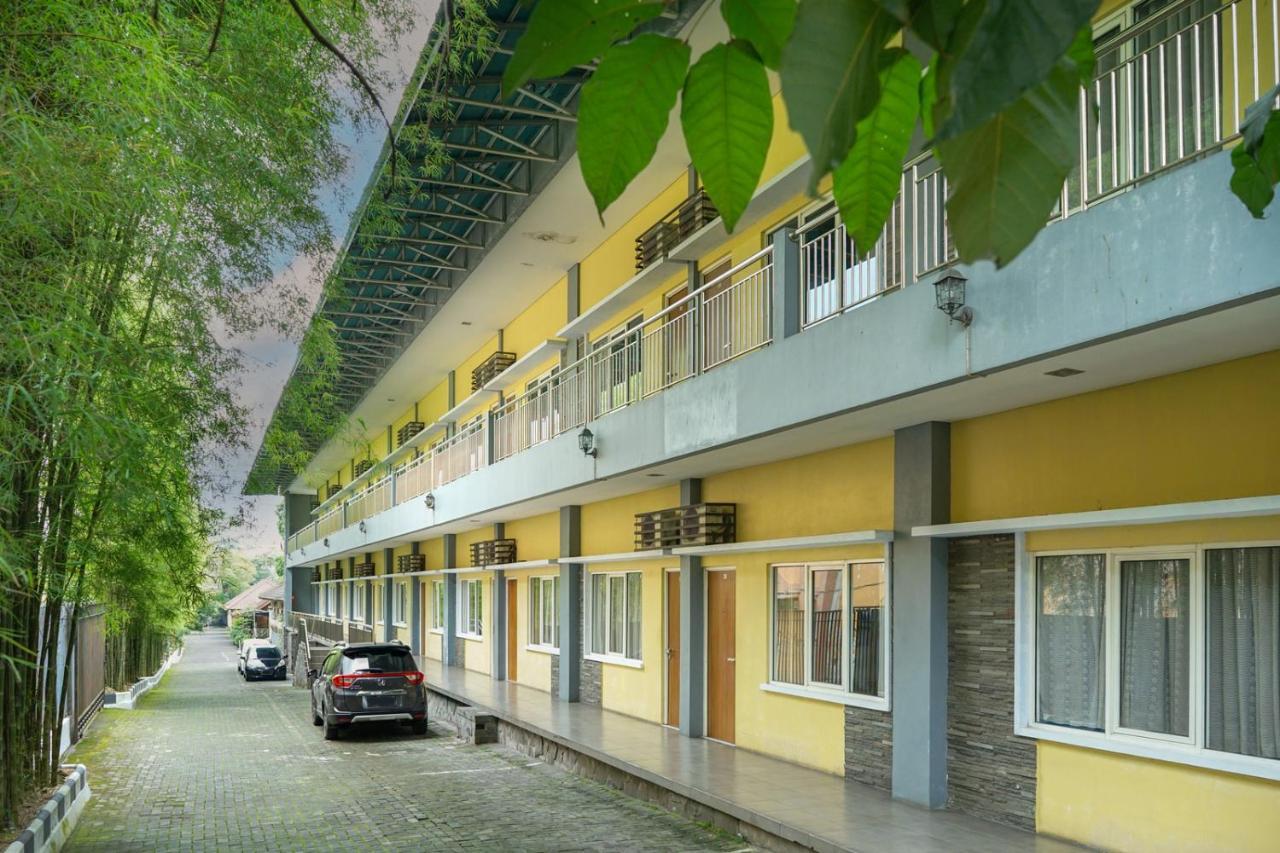 Front One Resort Indraloka Temanggung Exteriör bild