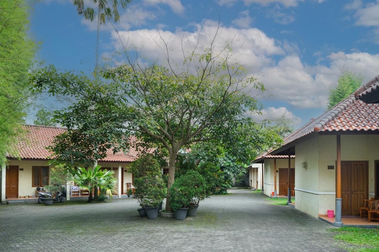 Front One Resort Indraloka Temanggung Exteriör bild