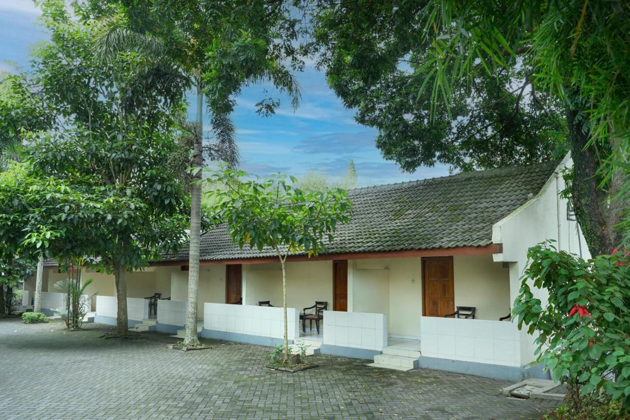 Front One Resort Indraloka Temanggung Exteriör bild